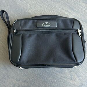 Samsonite - Companion Bags Top Zip
Deluxe Travel Kit - EBONY BLACK